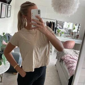 T-shirt från zara - Beige T-shirt från Zara. Den är lite ostruken på bilden, men detta fixas självklart innan den skickas. Superbra bas-tshirt💛 
