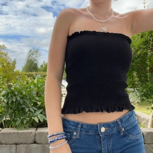 Svart tubtopp - Jättefin tubtopp som inte kommer till användning då jag har en liknande. Endast använd ett fåtal gånger så är typ som ny💕
