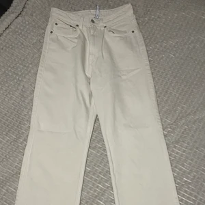 Raka weekday jeans  - Beiga raka rowe jeans, sitter över ankeln för mig som är 164cm, har skvätt av tvättmedel som inte syns alls vid knät. Passar 36/ 38