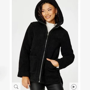 Teddy kappa - Super fin Teddy kappa ”Sandy Teddy coat” från bubbleroom använd ett fåtal gånger, i nyskick! Orginalpris 749 kr mitt pris 450kr! Svart,storlek 32/34 (xxs/xs) men rätt stor i storleken, har en slit på sidorna och luva, hör av er vid frågor eller mer bilder