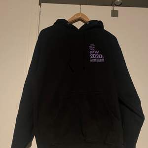 Anti social social club Hoodie i svart med lila/blå text. Skick:10/10 använd nån enstaka gång.   Storlek:M  kan skickas om köparen står för frakt!