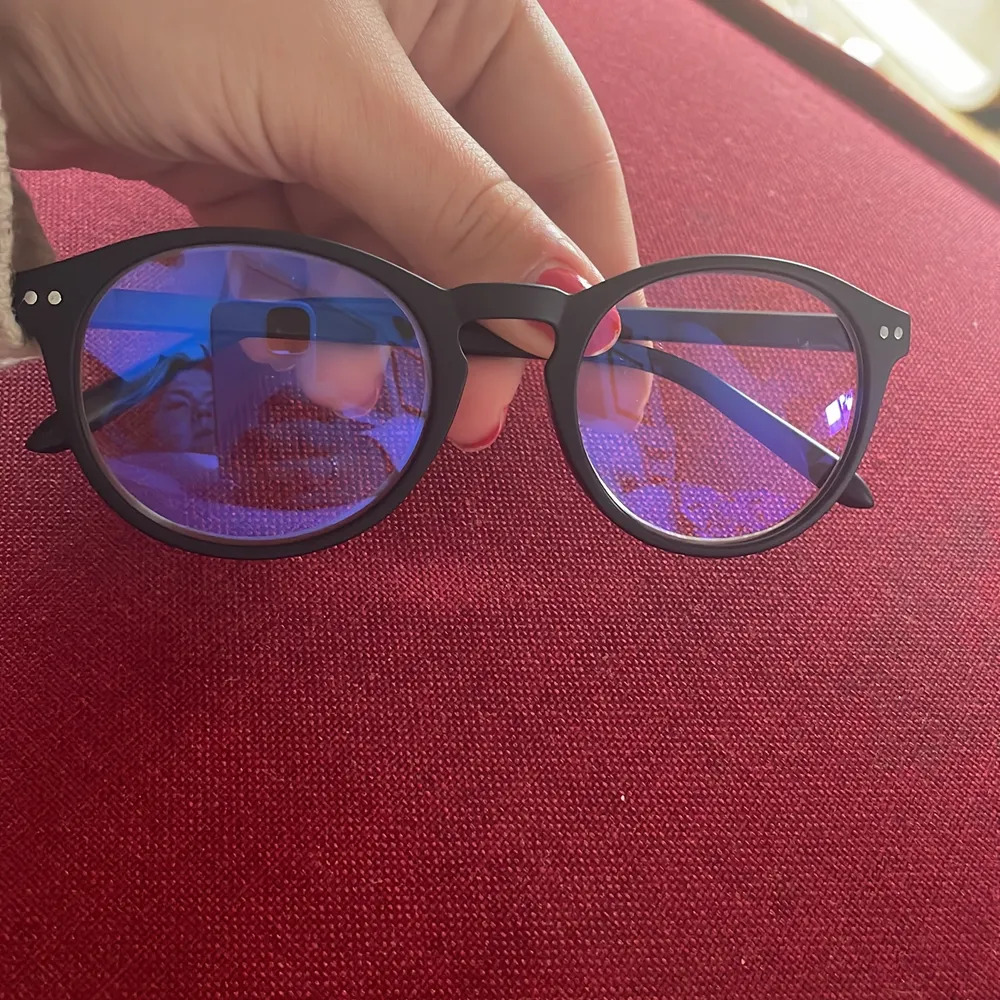 Säljer ett par bluelight läsglasögon, jättesköna att ha när man sitter och pluggar framför datorn 💕💕. Accessoarer.