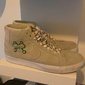 NIKE SB DUNK FROG  - Säljer dessa skor då jag inte använder dem längre. Tyvär saknas skolåda och kvitto, men dem är äkta och köpta på Restyle i Uppsala! Tveka inte vid frågor eller annat som rör produkten  Cond 7/10