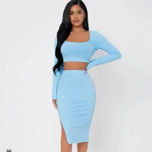 Tvådelad outfit  - Säljer detta jätte fina tvådelad outfit med kjol och tröja ifrån shein. Färgen är babyblå, och är ett väldigt stretchigt material. Aldrig använd. Storlek S. Nypris 149, säljer för 90 kronor. Köparen står för frakt🥰 (Bilderna är tagna ifrån sheins app) 