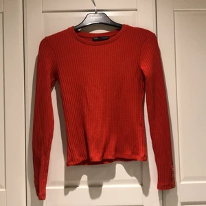 Långärmat  - Super fin långärmat tröja i ribbat material från zara, använd två gånger och säljes då den inte kommer till användning nå mer. Tröjan har fyra guldknappar på slutet av båda ärmarna. Skulle säga att den är i nyskick. Kan fraktas! 💕