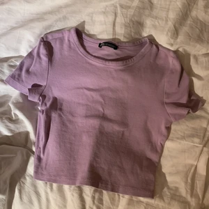Baby tee från zara  - Säljer denna basic baby teen från zara som passar till allt, sitter bra på både Xs o S. Har en liten fläck se bild 2 men det syns knappt