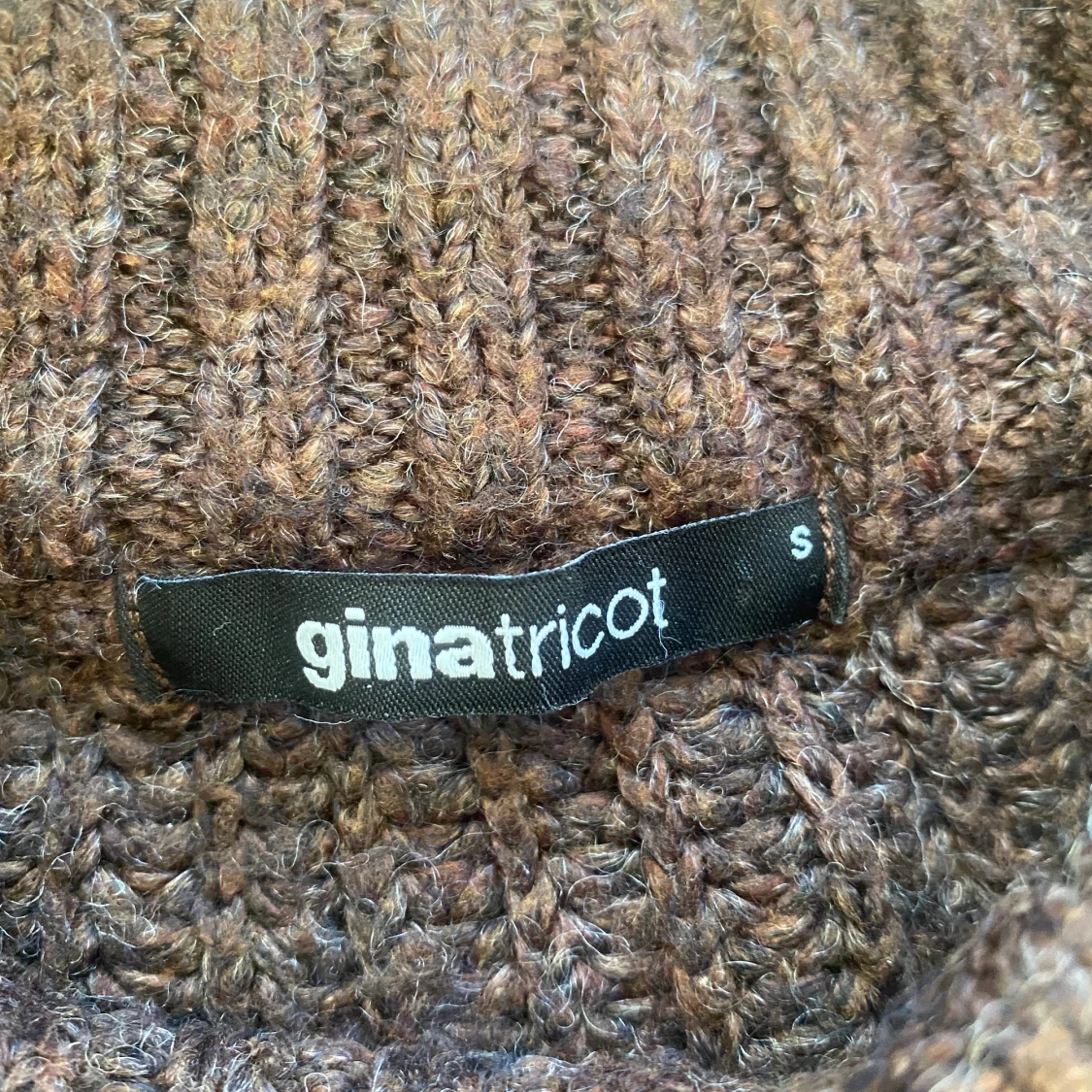 Brun stickadtröja - 91