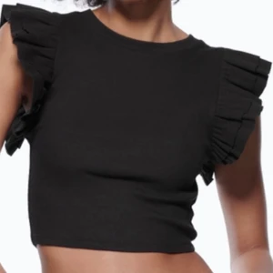 Topp med volanger  - Säljer denna nästan helt oanvända topp från zara i storlek S