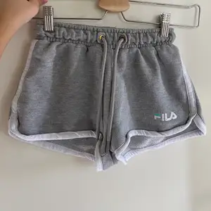 Gråa fila shorts, är använda men har blivit för små för mig. Storleken är XXS🤎