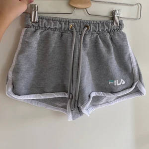Shorts - Gråa fila shorts, är använda men har blivit för små för mig. Storleken är XXS🤎