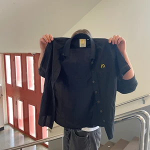 McDonalds skjorta  - Äkta vara från McDonalds, en skjorta i storlek S, funkar även för M. Funkar för både män och kvinnor! Otroligt bekväm. Andvönd i en vecka såklart tvättad 😜😜😜 