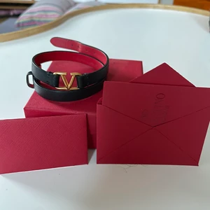 Valentinoarmband - Säljer mitt valentinoarmband som är köpt från deras hemsida i våras. Äkthetsbevis, box och dustbag medföljer❤️