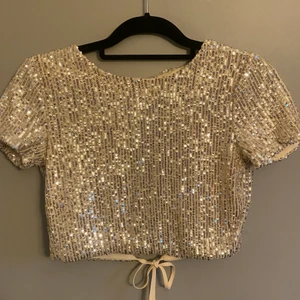 Party topp  - Perfekt party topp. Inge stickig använd en gång på nyår förra året. Knytte i ryggen 