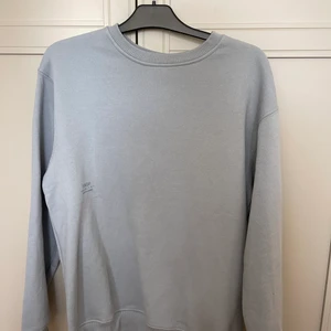 Sweatshirt  - Sweatshirt i en ljusblå färg från Bershka. Passar strl XS-M beroende på önskad passform. 