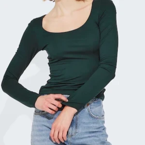 Grön u-ringad tröja - Säljer nu denna jättefina långärmade tröja från bikbok i xs som tyvärr var lite för stor! Nyköpt   och använd bara 1 gång☺️💕 Skriv för fler bilder eller frågor!👍🏼