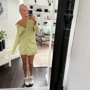 zara klänning  - så fin klänning från zara, aldrig använd och prislappen kvar, finns inte kvar på zara hemsida🫶🏼