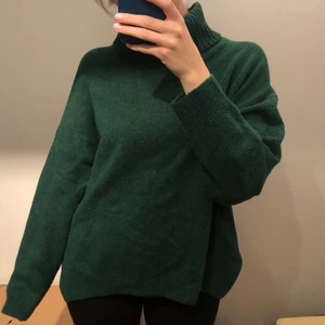 Stickad tröja - Jättefin, grön polotröja med slitsar på sidorna! Tröjan är i storlek S, men den är såpass oversize att den sitter lite löst på mig med storlek M! Säljer då de inte är min stil längre🥹❤️