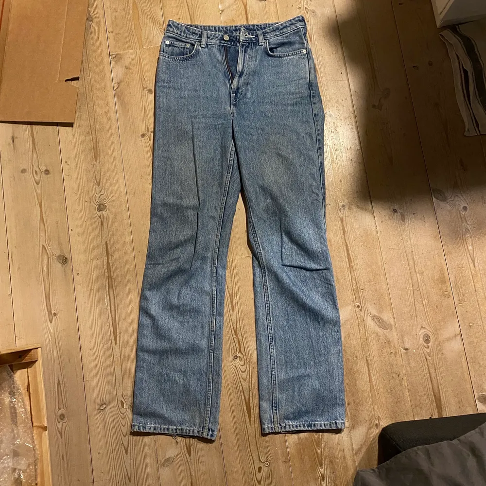  Säljer nu mina jeans från Weekday i modellen rowe, köpta på plick men finns knappast tecken på användning. Tveka inte att fråga om mått eller fler bilder 💌 . Jeans & Byxor.