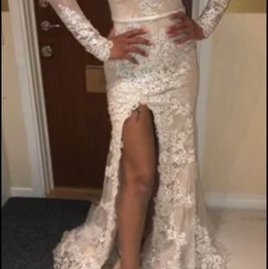 Festklänning  - Hej Säljer en fin festklänning från rever design. Endast provad. Storlek 34 men funkar på 36 också 