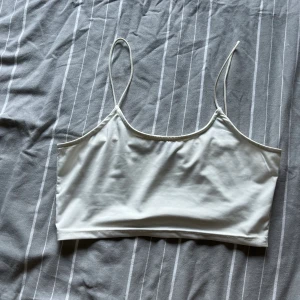 Vit topp - Hej! Jag säljer den här toppen den vit och har aldrig använt den.❤️