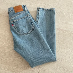Levi’s 501 - Levi’s 501 jeans i strl 24/30, bra skick (se bilder). Passar om man har xs/ EU 34. Passform bild 3: är 163 cm, brukar ha xs/s