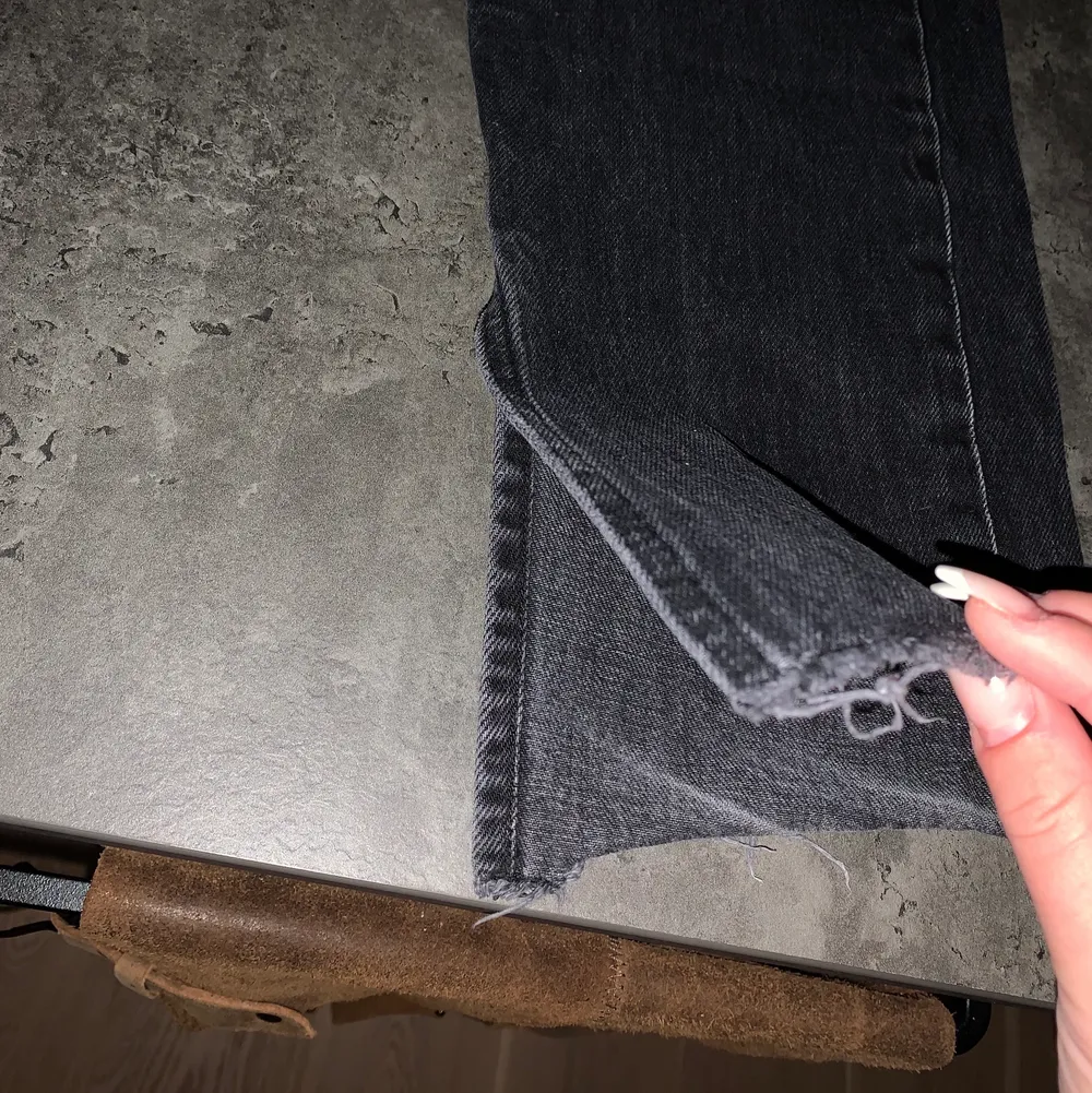 Jag säljer mina lågmidjade svarta jeans med slita längst ner pga att dom blivit för små för mig. Storlek 36, från ginatricot. Köpt för 600, säljer för 300 + 66kr frakt!. Jeans & Byxor.