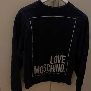 Super fin Moschino tröja i storlek S passar även liten M