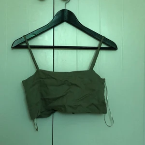 Grön topp - Grön topp från pull&bear som knyts där bak. Storlek XS. 
