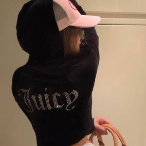 Juicy couture black top - (Repost) Säljer denna svarta juicy toppen som jag fick i present men har aldrig kommit till användning, endas testad på, aldrig använd. Pris lappen är frtf på samt plastet, den är äkta💓