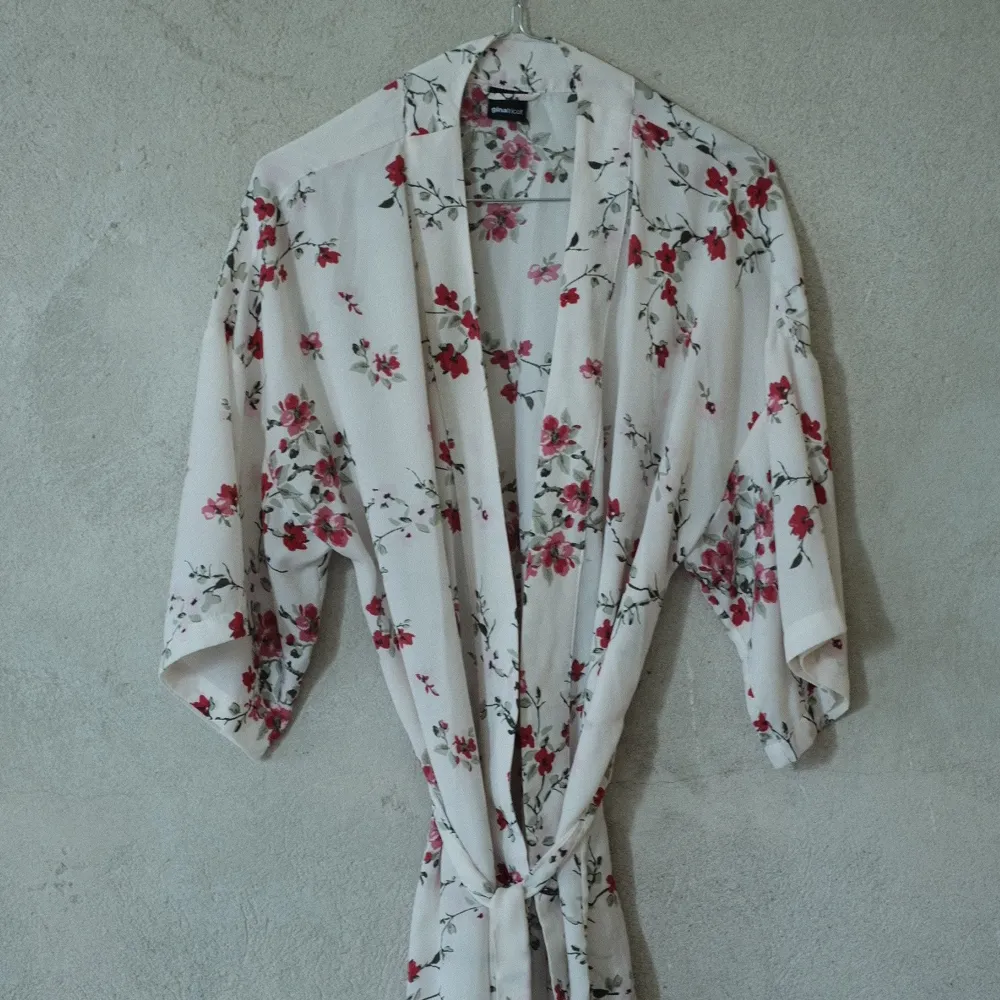 Härlig, romantisk robe i väldigt lätt tyg. Så skön och söt. Mycket sparsamt använd. Man kan ha den som klänning eller som lång skjorta över en annan outfit. . Mekot.