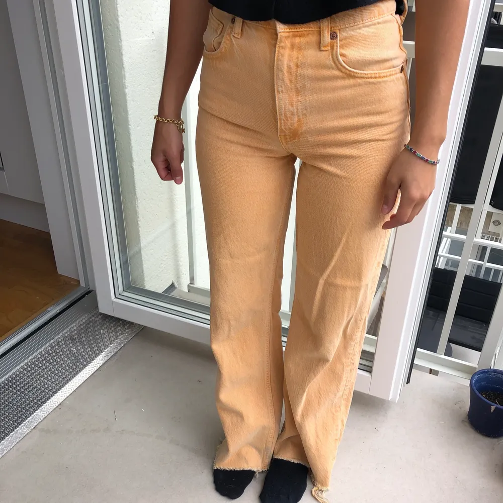 Jättesnygga orangea jeans i storlek 34. De är avklippta och tjejen på bilden är 161 cm!. Jeans & Byxor.