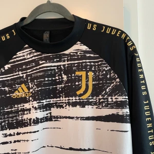 Juventus warmup-sweater - Beställd från Italien. Uppvärmningströjan som Juventus har. Knappt använd. Nypris 1000kr.  