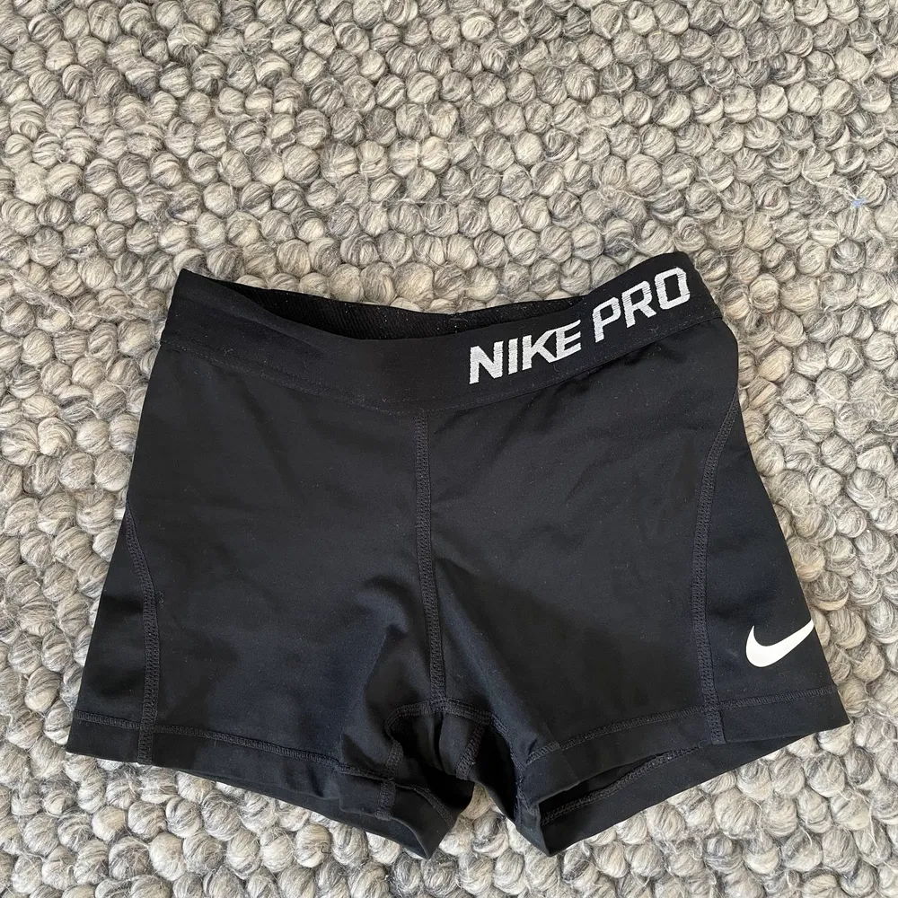 Nike PRO shorts som tyvärr är lite små på mig. . Shorts.