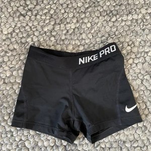 Nike PRO shorts - Nike PRO shorts som tyvärr är lite små på mig. 