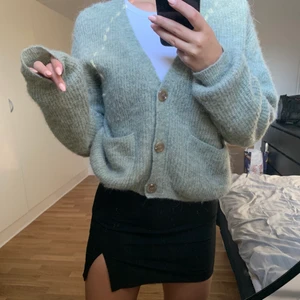 Stickad kofta - En grön stickad kofta från Bikbok.