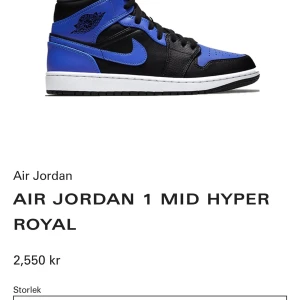 Jordans 1 Mid - Hej! Säljer nu mina jordens pågrund av att jag inte använder den längre. Skorna är i mycket bra skick men creasade i fram💕 skorna är str 40 men skulle mer säga att dem är som 39 💗 köpta i början av 2021 men inte använda mycket alls☺️ skriv vid frågor💘