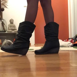 Stövlar - Säljer ett par jättefina stövlar!! Köpte från sellphy och jag själv har använt de 1 gång. Skulle säga att de ser rätt så oanvända ut!