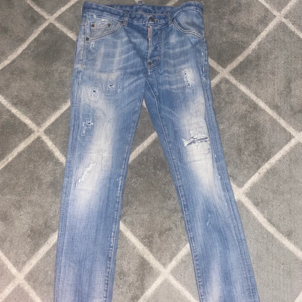 dsquared2 jeans, säljer pga är för små Storlek 16y. Jeans & Byxor.