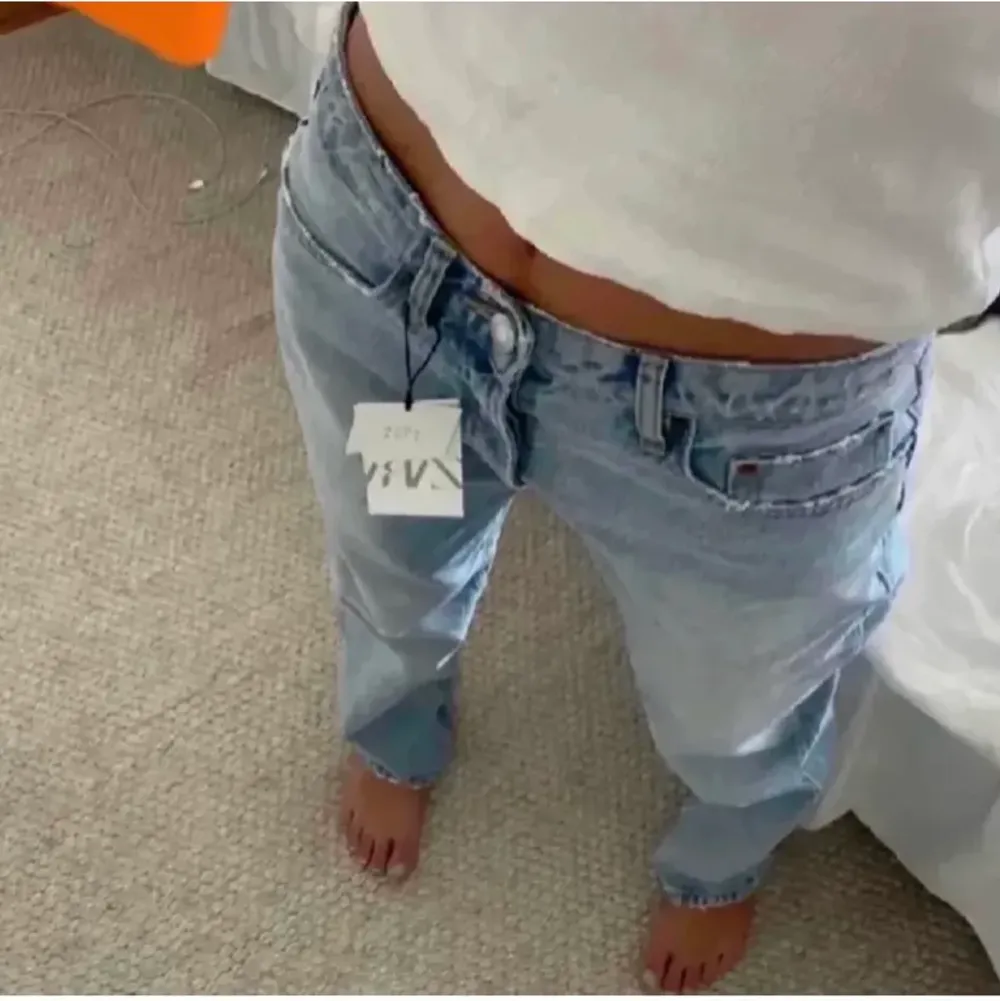 Säljer dessa superfina jeans från zara. Bra skick och inga defekter! . Jeans & Byxor.