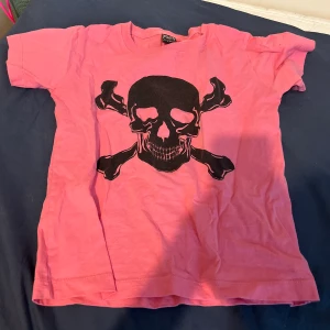 Döskalle tröja  - Köpt på bluefox för några år sen men i bra skick! Den är i barn storlek men passar på XS