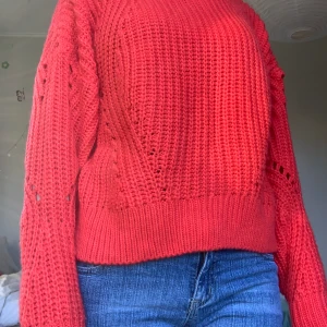 Röd stickad tröja - Röd stickad tröja i storlek xs från hm. Nästan aldrig använd och den är som ny.