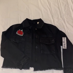 Kropp jacka från H&M  - En snygg svart kroppad jacka från hm i storlek 40 🥰oversized då de strl 40 men eftersom det ör kroppad funkar det till s-m-L