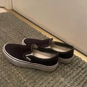 Vans slip on high platform - I jättebra skick. Ej använt så mycket.