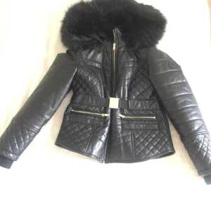 River Island, quiltad jacka stl 14 petite - Jacka i fint skick från River Island. Som ny