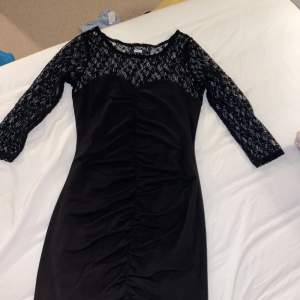 En snygg svart fest klänning från bikbok i storlek S🤩🎉har använt den två gånger endast. Har en skrunch mitt i klänning vilket gör att man ser extra snygg från bakifrån 😋