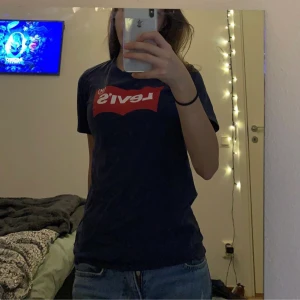 Mörkblå Levi’s T-shirt  - En mörkblå Levi’s T-shirt som har vart använd Max 15gånger 