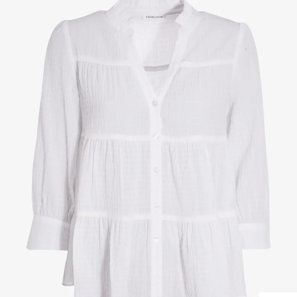 Säljer denna supersöta vita blusen från märket cachecache, använd en gång, nypris 349kr, säljer för 199kr plus frakt. Toppar.
