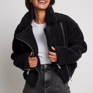 Teddy jacka - Säljer denna Teddy jacka från NA-KD🖤 knappt använd, köpt för 700kr