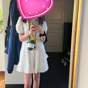 Vit klänning  - PERFEKT studentklänning! Endast använd under studentdagen, från zara