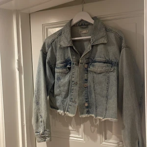 Jeansjacka  - Croppad jeans jacka från GinaTricot, storlek M, 150kr+frakt 